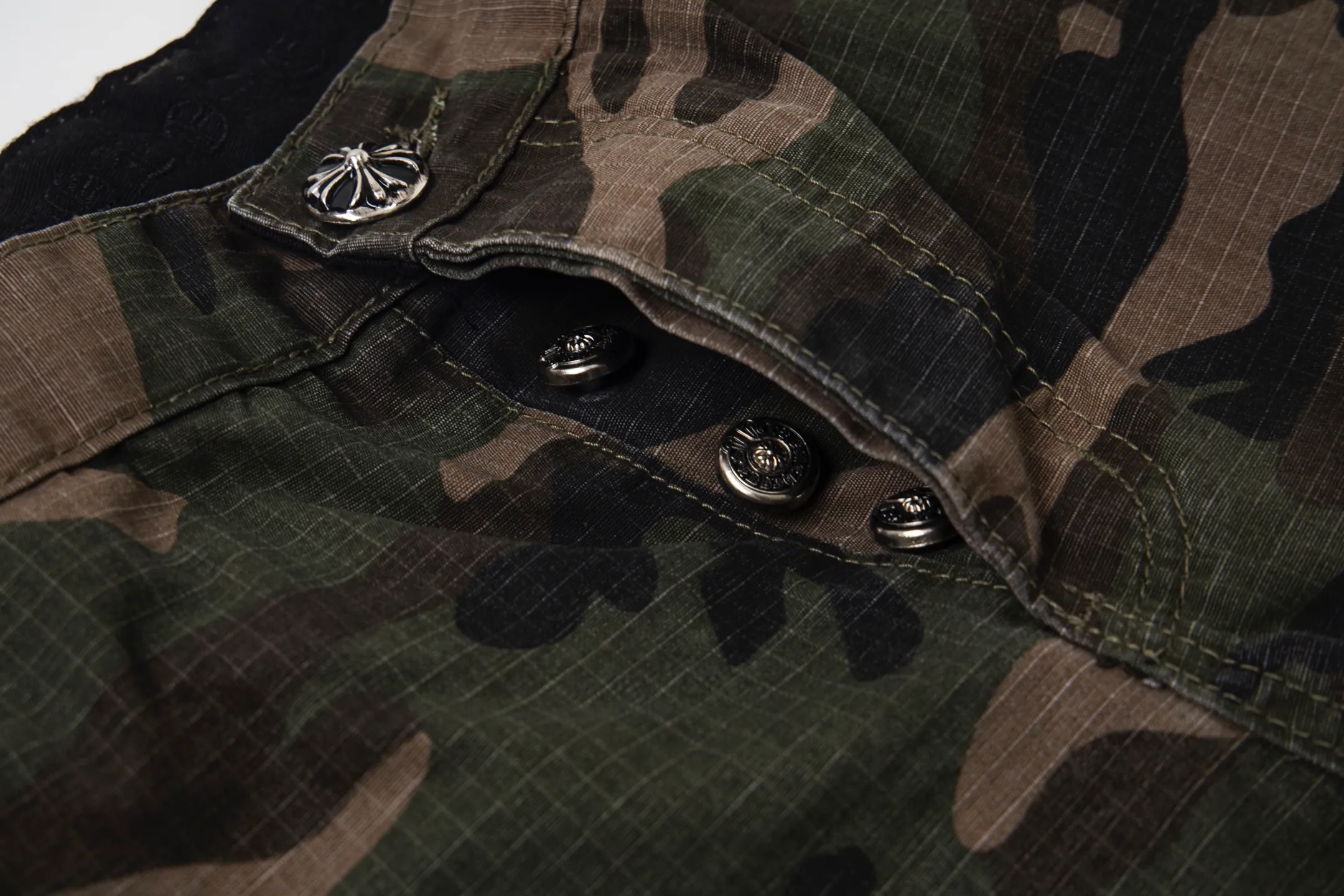 P260 (all popular models are back) Chrome hearts CH Chrome hearts new silver camouflage three-dimensional pocket overalls Chrome hearts is a top brand in the fashion world, and this pair of pants is one of the best. It uses the classic Levi's jeans bottom panel, which has been carefully disassembled and spliced. The washed effect is natural, showing a unique retro charm. The pants are based on camouflage and are paired with cross patches, which have a great visual impact. These patches are exquisitely crafted and have a luxurious feel. The hardware accessories are ultra-exquisite. The placket buckle is made of silver, hand-polished and painted with distressing liquid. The main buckle has a three-dimensional cross flower shape. The six-pointed star screws and hand-cut leather washers on the back are full of details, which are both beautiful and durable. Style number: 1731# Color: Camouflage Size: 28 30 32 34 36